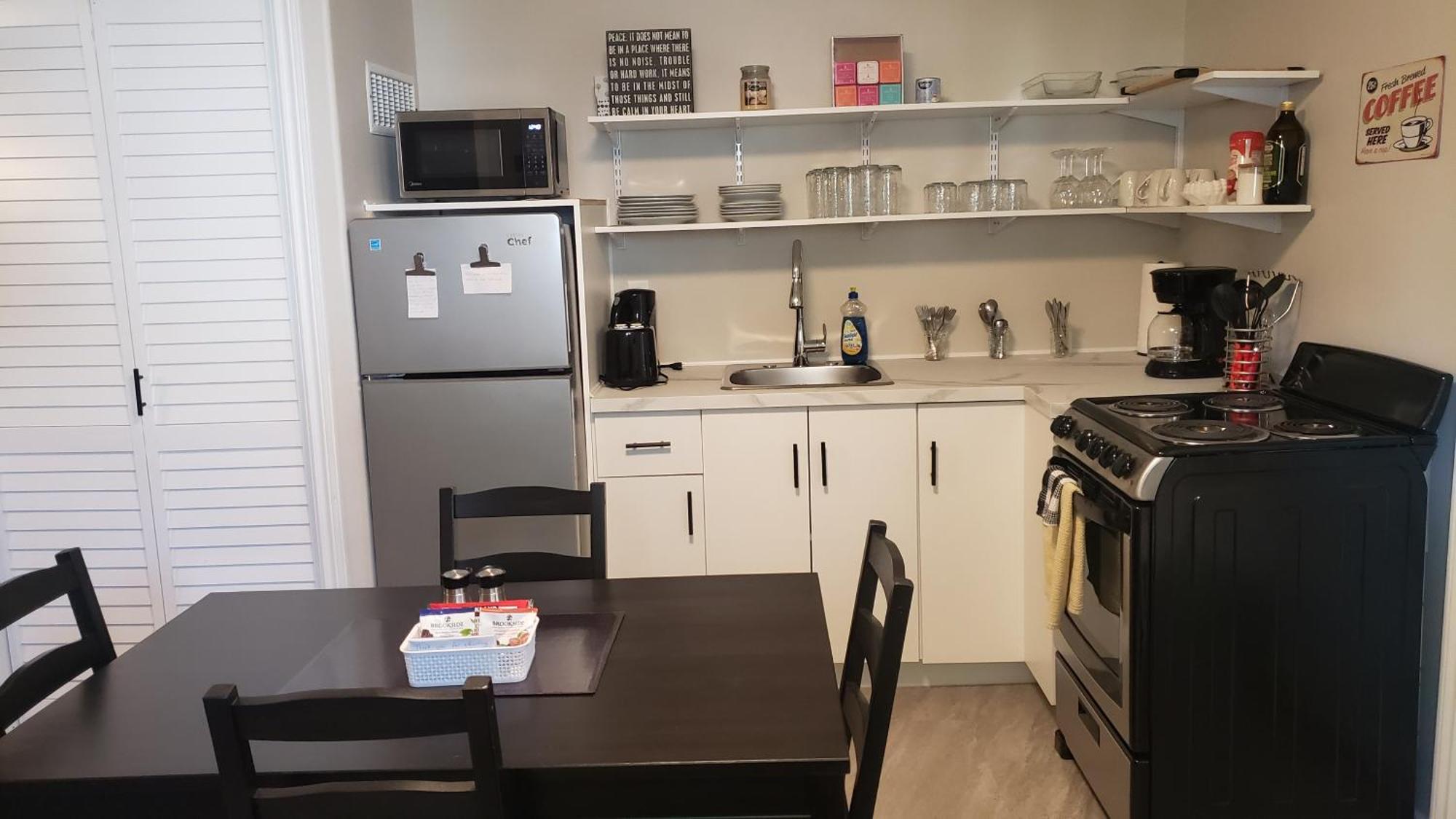 Cozy Home On A Quiet Street Minutes To Dt קינגסטון מראה חיצוני תמונה